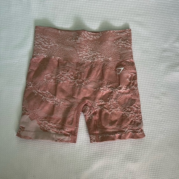 GYMSHARK ADAPT CAMO SEAMLESS SHORTS Misty Pink/Hazy Pink - Picture 2 of 7